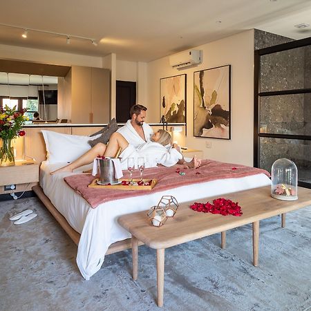 Menlyn Boutique Hotel Pretoria-Noord Exterior foto A couple in a suite at the hotel