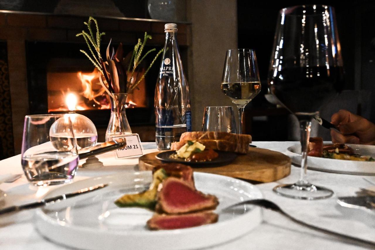 Menlyn Boutique Hotel Pretoria-Noord Exterior foto A dinner table with a fireplace