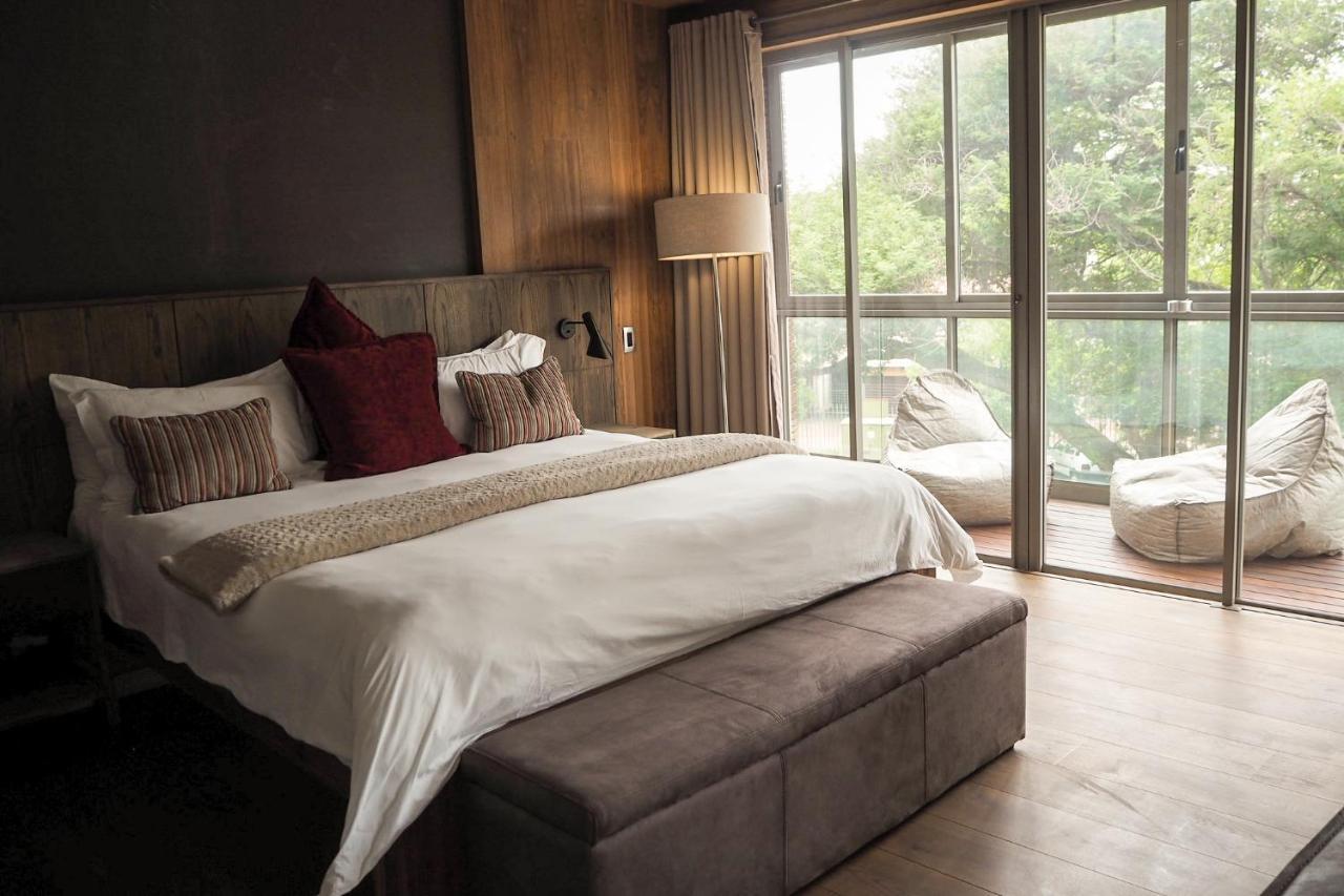 Menlyn Boutique Hotel Pretoria-Noord Exterior foto A bedroom at the hotel
