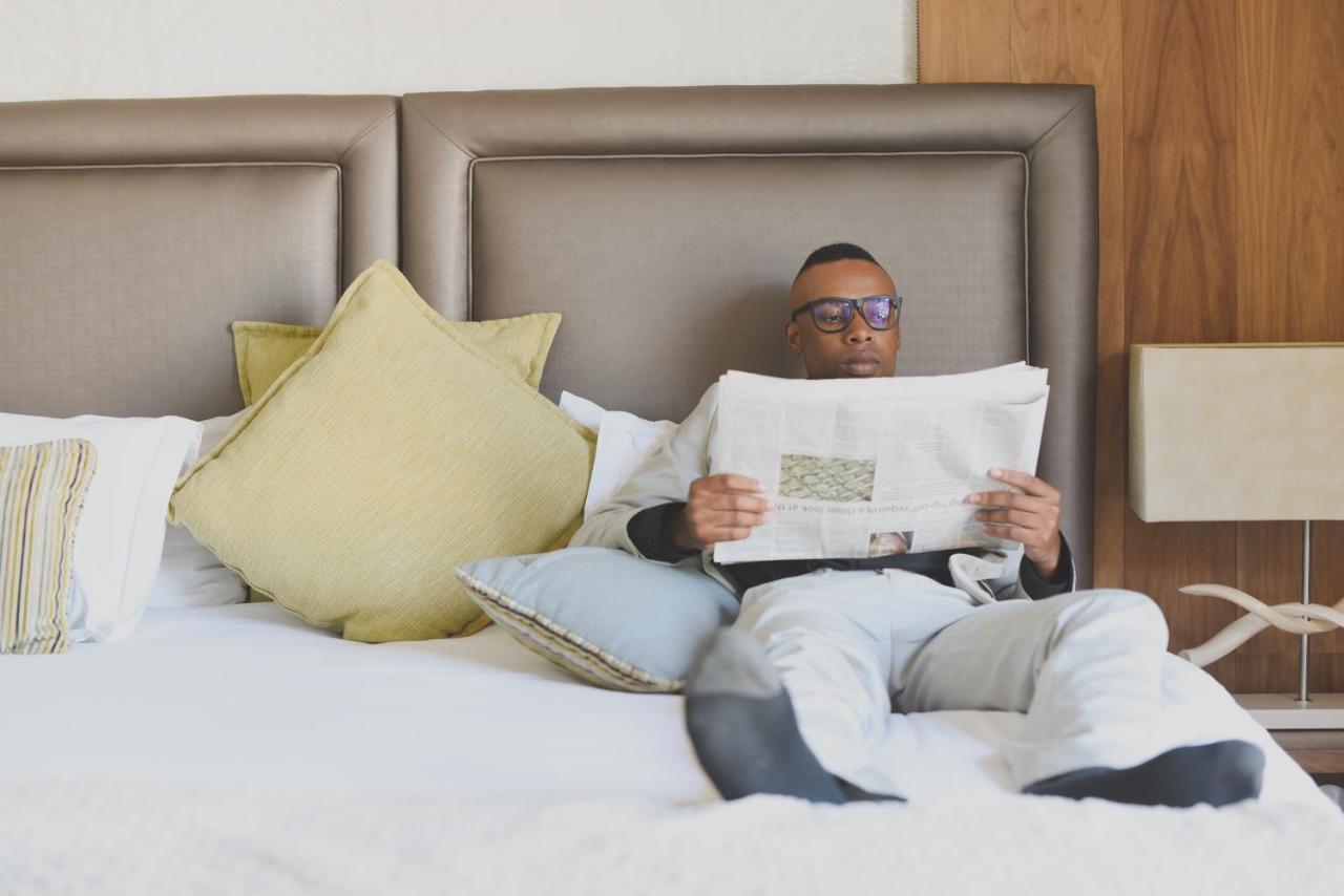 Menlyn Boutique Hotel Pretoria-Noord Exterior foto A man reading a newspaper