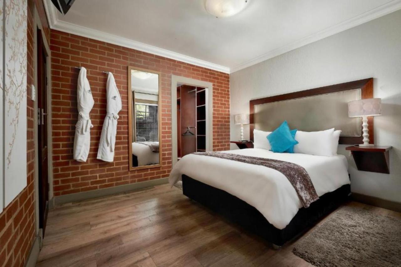Menlyn Boutique Hotel Pretoria-Noord Exterior foto A bedroom at the hotel