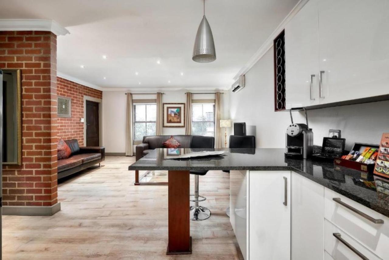Menlyn Boutique Hotel Pretoria-Noord Exterior foto A modern apartment in London