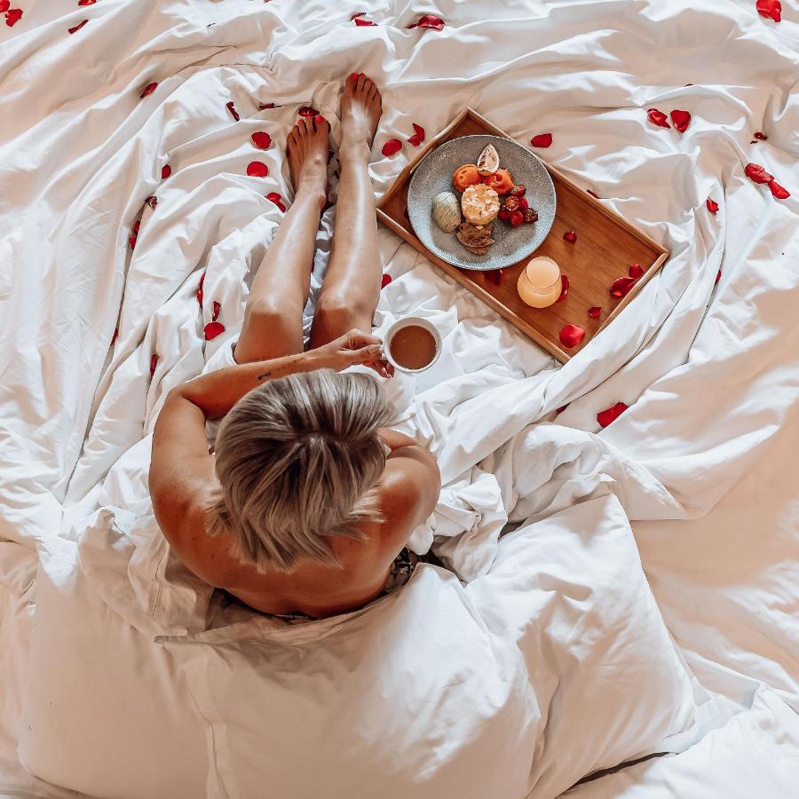 Menlyn Boutique Hotel Pretoria-Noord Exterior foto A woman in bed with a tray of food