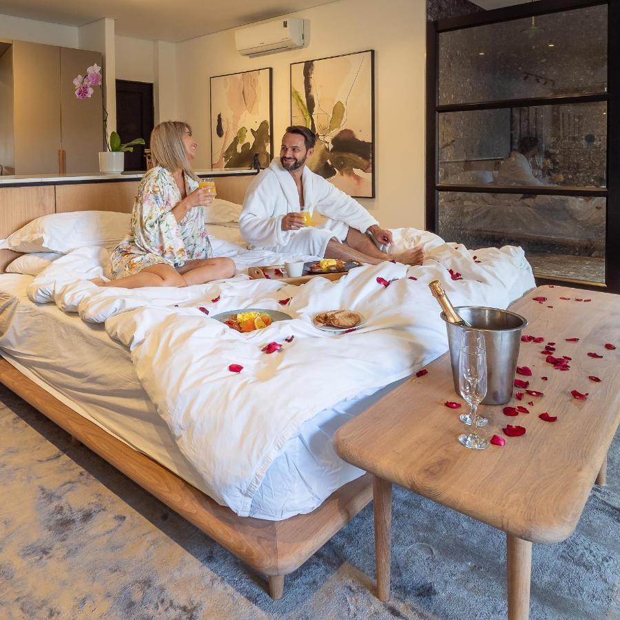 Menlyn Boutique Hotel Pretoria-Noord Exterior foto A couple enjoying a romantic getaway at a hotel