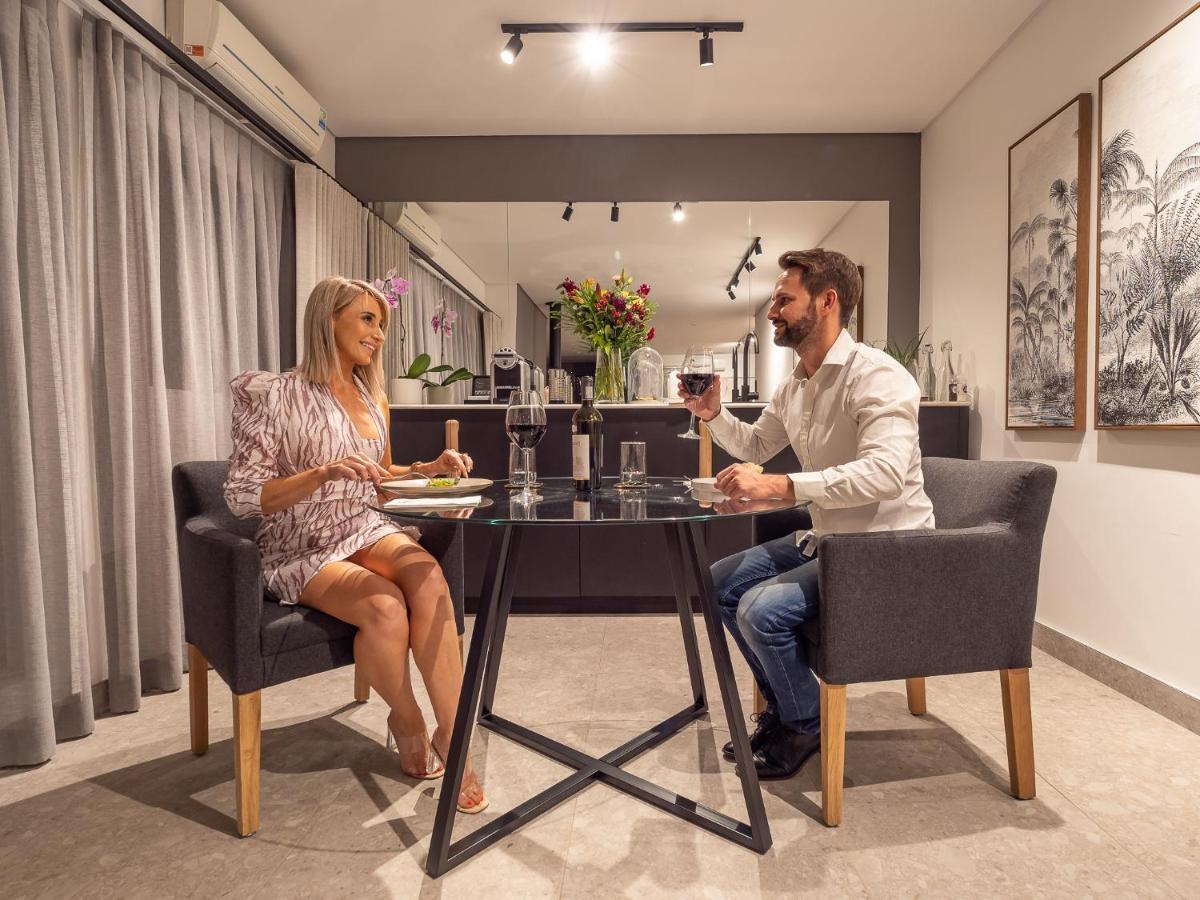 Menlyn Boutique Hotel Pretoria-Noord Exterior foto A couple dining at home