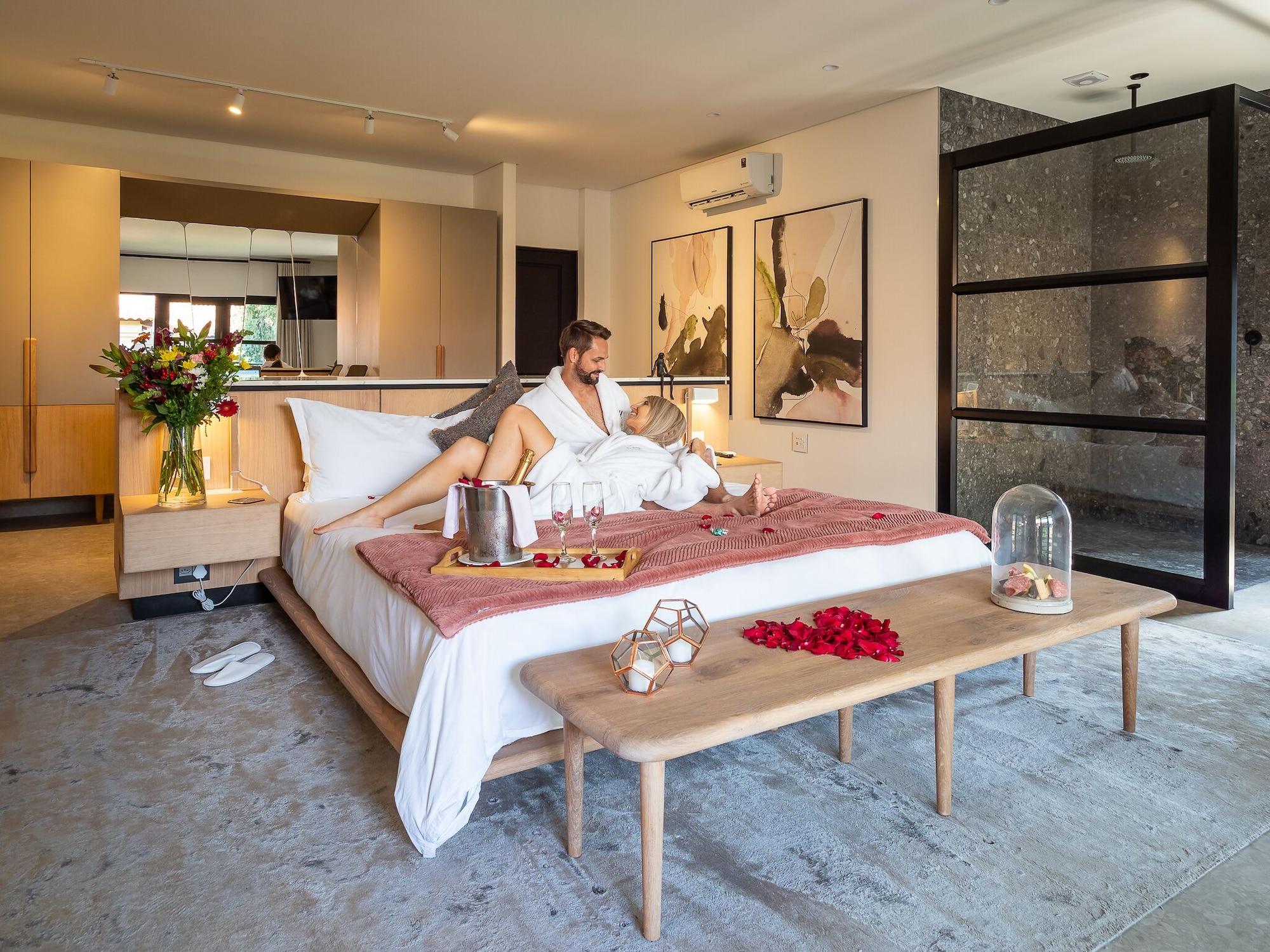 Menlyn Boutique Hotel Pretoria-Noord Exterior foto A couple in a suite at the hotel