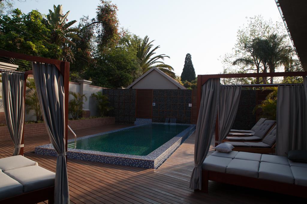 Menlyn Boutique Hotel Pretoria-Noord Exterior foto The pool at the hotel