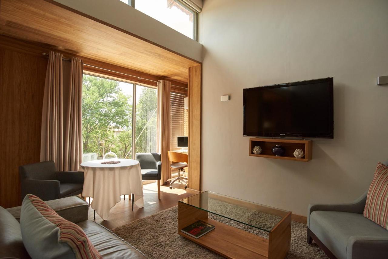 Menlyn Boutique Hotel Pretoria-Noord Exterior foto A living room at the hotel